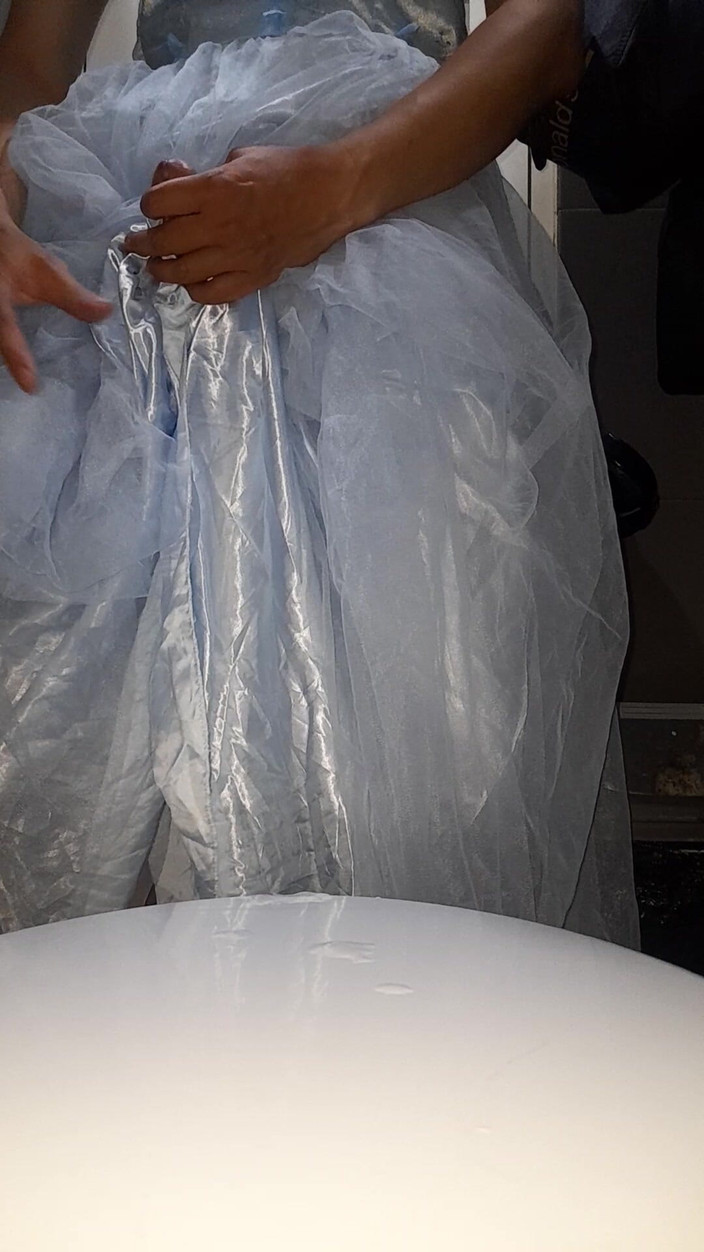 Naomisinka: Crossdresser , mani muncrat memakai gaun pengiring pengantin biru
