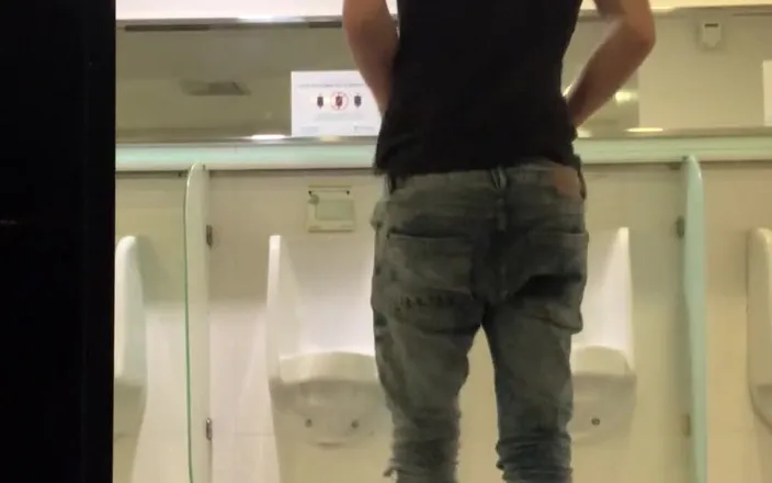 monstromineiro: Wank in public toilet