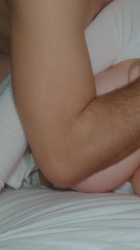La grande MILF ama il sesso notturno. Cosce enormi. Sborra sulle grandi tette di tua moglie