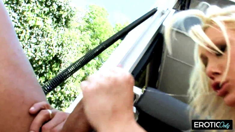 Mydirtyxxx: Blondýnka v růžových síťkách bere dva ptáky tvrdě