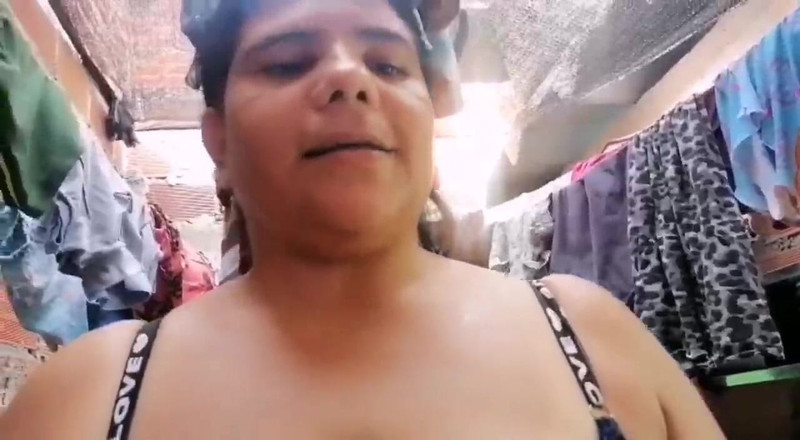 Adribella69: 我在继母一个人的时候在房子的露台上操她，我给了她一份情人节礼物