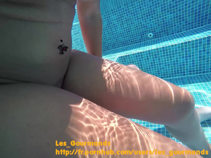 Les Gourmands: MILF Atractiva Con Un Rosebud Se Masturba Y Se Masturba...