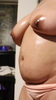 Naolejovaná těhotná kundička show