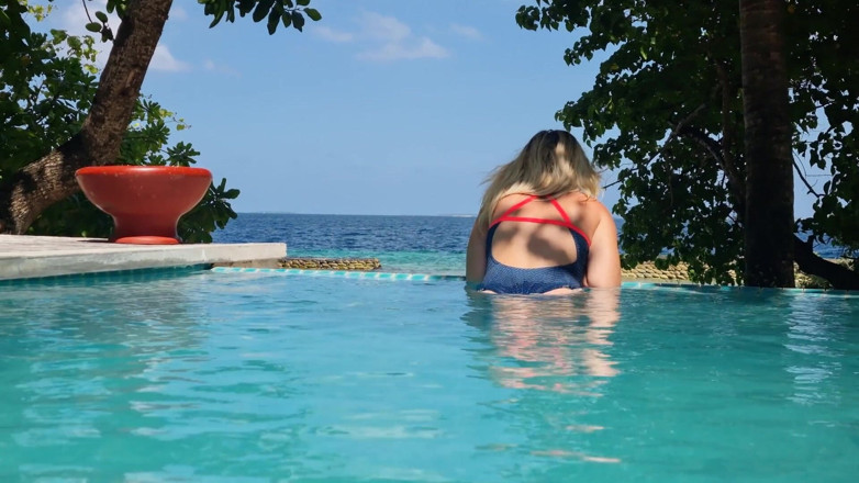 TheloveStory: Blondă excitată își masturbează pizda rasă în aer liber