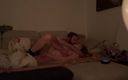 Medasi Pa: Genç çift kanepede yağ ve öpüşen kadınla klasik seks kaşığı pozisyonu mastürbasyon...