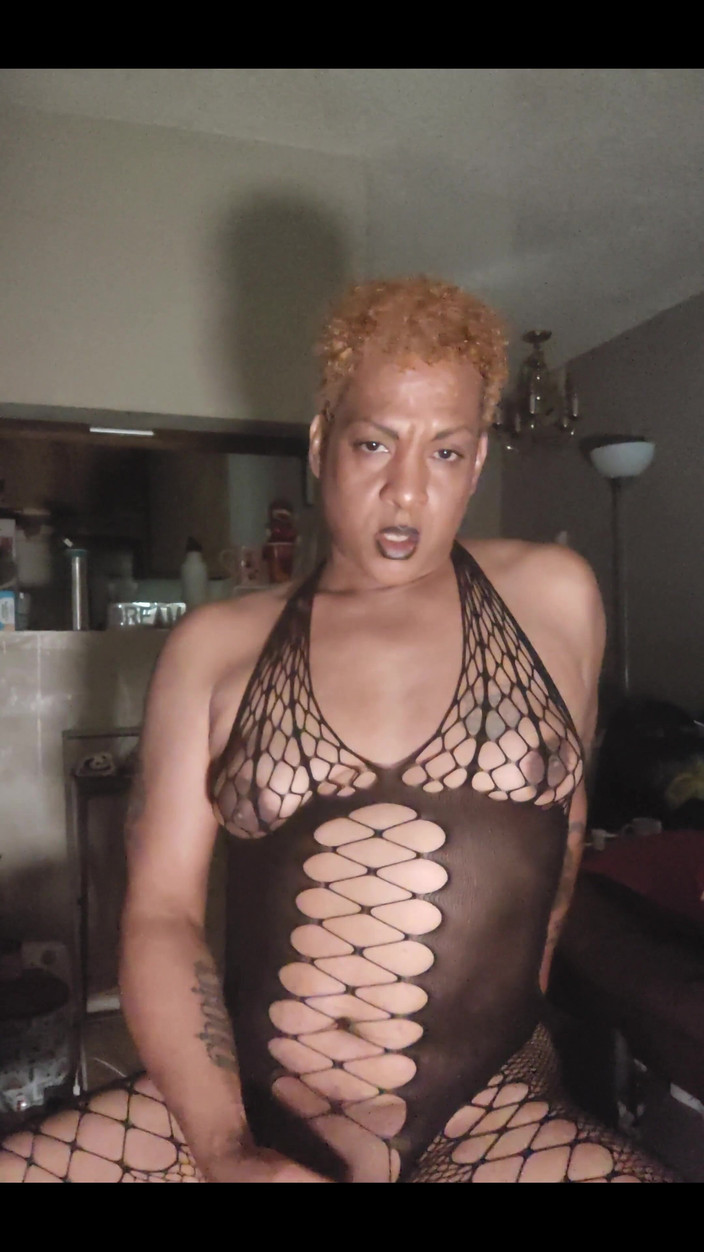 KNKY Bee: 当然，我的女鸡巴工作，我用它。