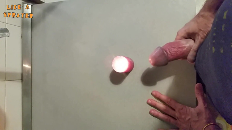 Like a sprayer: Candle mani muncrat dengan handjob