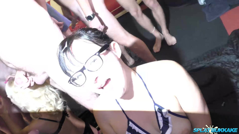 UkXXXpass: Sexy April e Cherry chupam paus em uma leitada