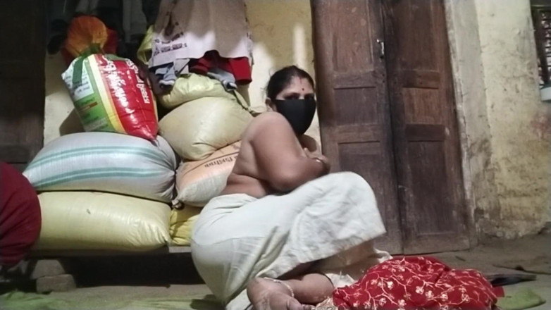 Desi_bhabhi121: Caliente india dedeándose el coño y presionando tetas desnudas