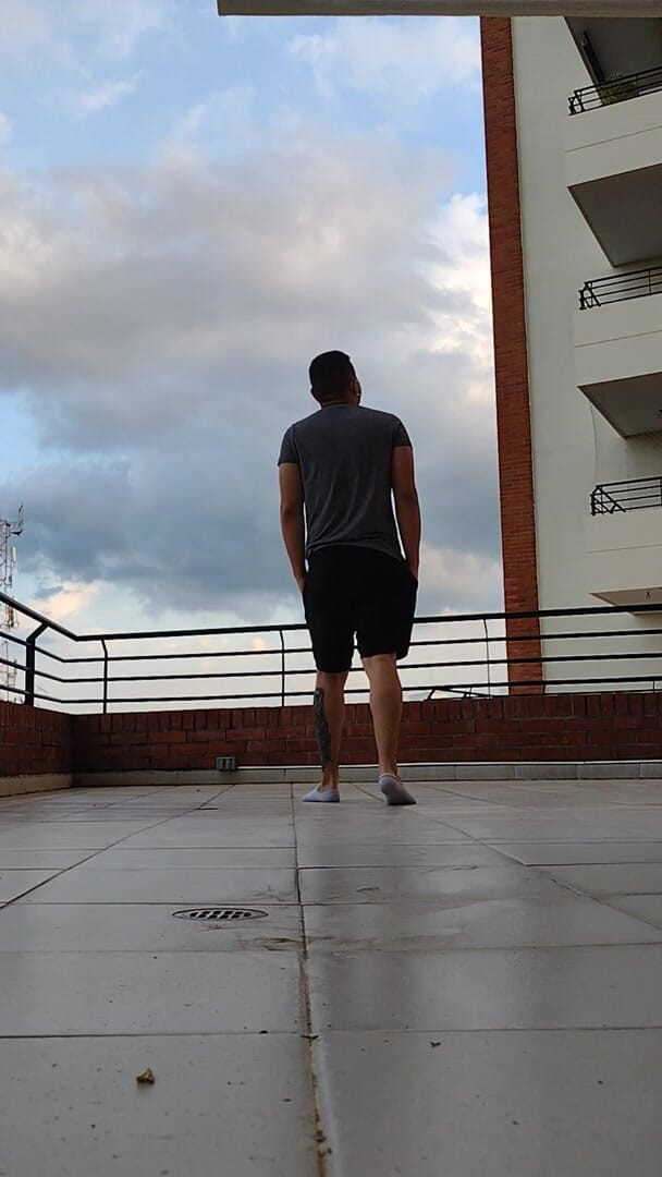 Tomas Styl: 야외에서 양말을 신은 라틴계 여자 - 큰 발