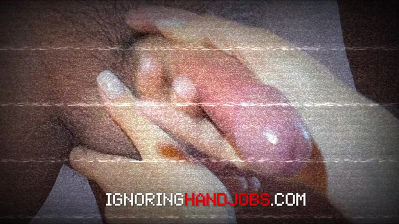 Ignoring Handjobs: Une salope mince et sexy essaye de faire jouir un...