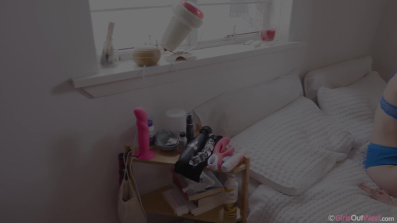 Girls Out West: Real pareja de lesbianas rubia Billie y morena Hazel follan...