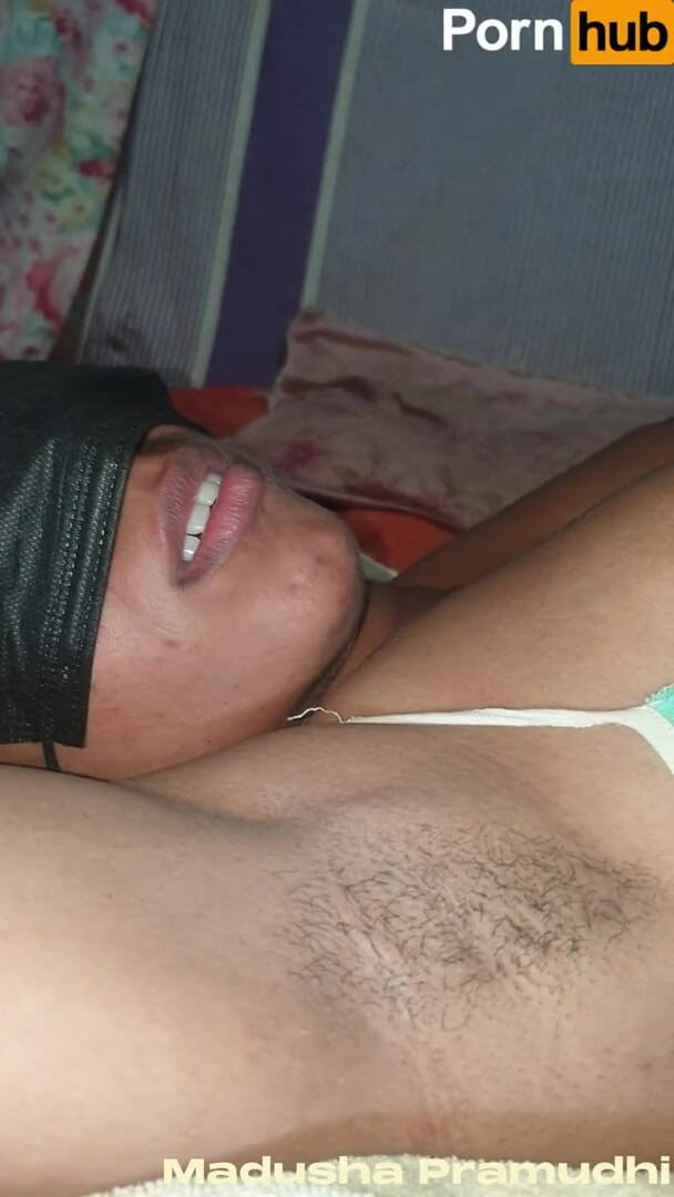 Tiyana: Hotwife desi ditutup mata kongkek keras buatan sendiri