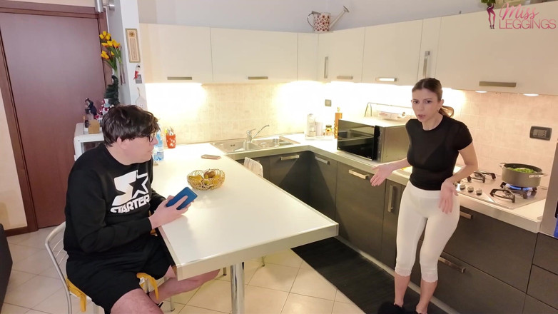 MissLeggings: Mama vitregă din bucătărie, îmbrăcată în colanți albi, îl surprinde pe prietenul fiului...