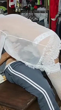 Ibu tiri mengongkek saya di dalam bilik.