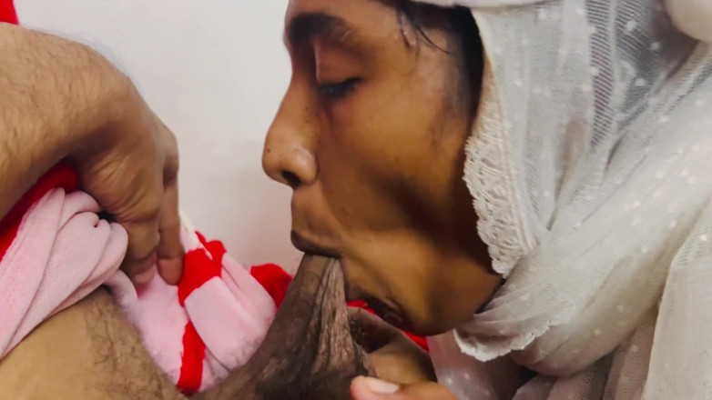 Immfuck: Müslüman tesettürlü Hintli kız ve Noel Baba noel özel gırtlağına kadar...