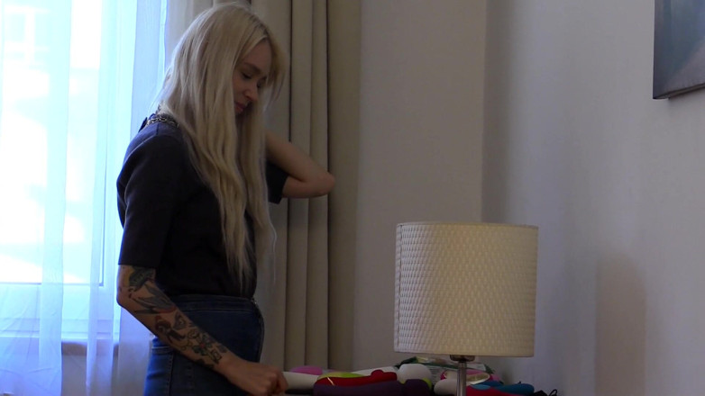 Watch Dirty Movies: La studentessa sexy ha bisogno di soldi- intervista