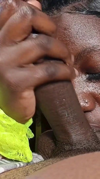 Wanita kecil molek bertetek besar menghisap batang dengan begitu romantik sehingga saya memancut pada buah dada besarnya