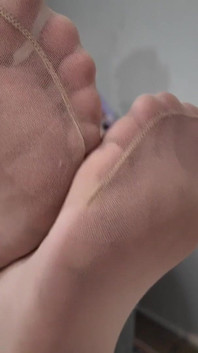 Páchnoucí punčocháče MILF vás uchvátí část 3