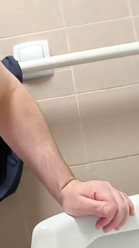 Eine öffentliche Toilette lecken