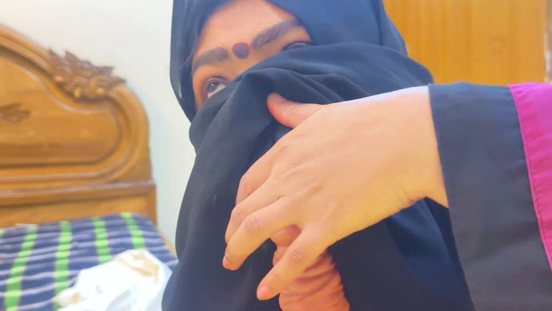Aria Mia: POV: arabská muslimská služka Vidí šéfovo péro, když je vyčistí postel,...
