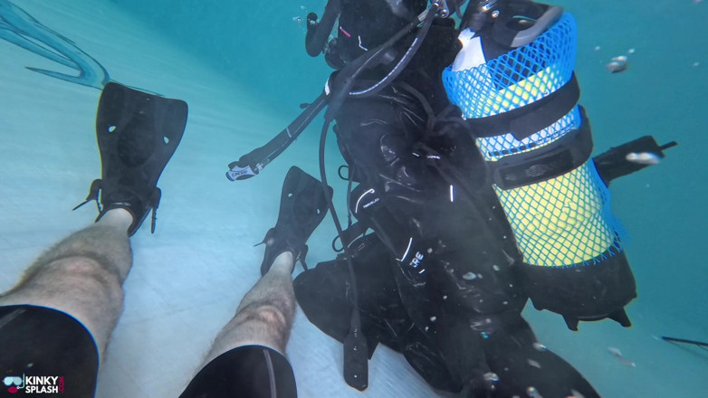 UKCuteGirl Lucy Lauren: Undervattensdominans i full Scuba Gear