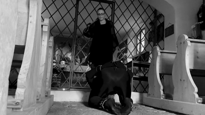 Mistress April: Dominatrix sahibe April - günah çıkarma