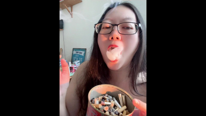 Smoking Asian: Vera miLF asiatica che fuma: fumo mentre metto il rossetto...
