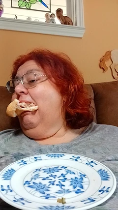 Comendo um rolo de sanduíche de Bolo para a garota gorda comendo fãs!