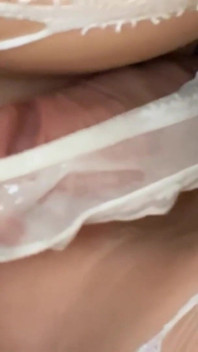 射在她的裙子下。地铁里的娇小阴户得到热辣的精液