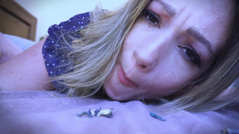 Sasha Curves: Une prof profite de l’épidémie de virus qui rétrécit