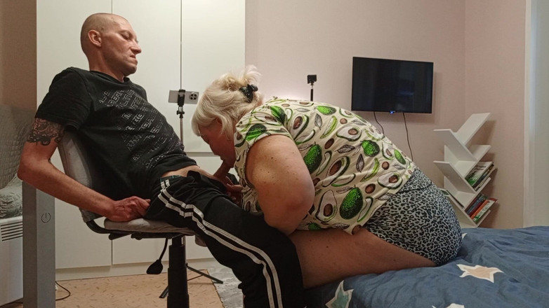 Zona901: Tetanggaku nyepong kontolku sampai aku crot di mulutnya