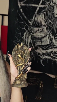 Lecție de demonologie: o vrăjitoare reală de magie neagră te învață să te închini satanei și marilor demoni!