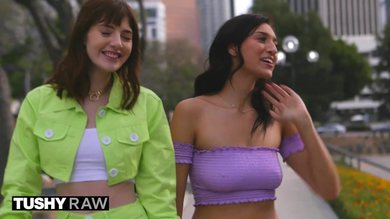 Tushyraw: TUSHYRAW - Due modelle si godono un po' di trapanazione anale...