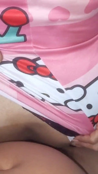 Tante seksi ini pamer pantat bahenolnya yang super sempit