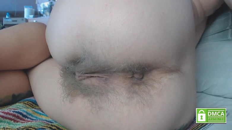 Risky Hairy Couple: Sotto le mutandine gioca con la figa e scoregge