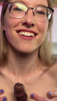 Lacey Bloom je ošukaná v POV velkým černým pérem