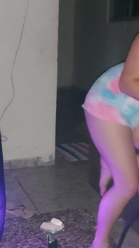 Laska Po imprezie uwodzi przyjaciela, aż robi wszystko, co chce ze swoim wielkim kutasem