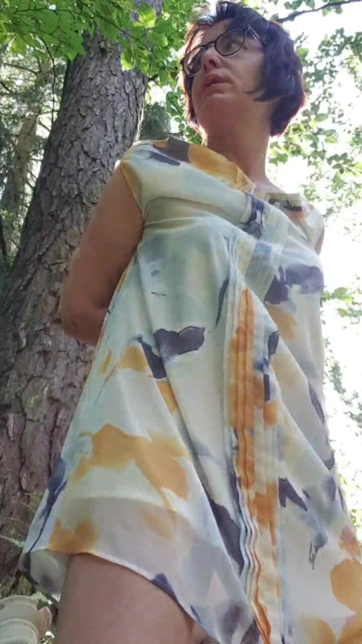 JulieEroticDress: MILF memancut di luar di bawah pokok