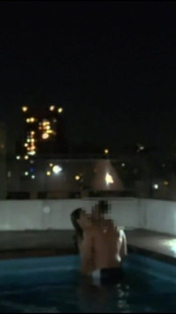 물은 불을 내놓기에 충분하지 않았기 때문에 우리는 수영장에서 섹스를했습니다. 수영장에서의 나의 첫 시간 - 계정 모험