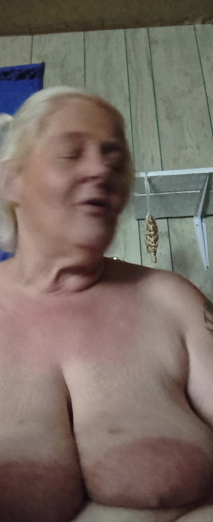 HerculesnVENUS: Lui le lecca le tette e le succhia le dita...