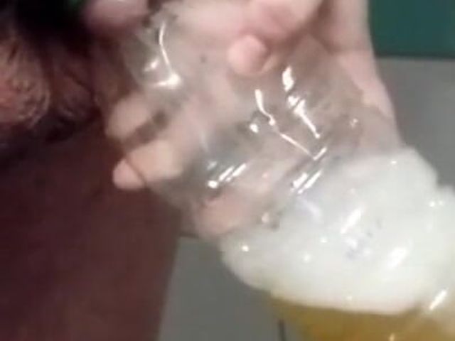 Superchub Pissing in Bottle (Bigpisser)