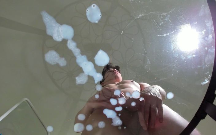 Alex Davey: Spettacolo di sperma sul tavolo di vetro. Gemiti,quelches, primi piani.