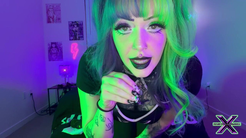 Rachel Luxe: La fidanzata gotica compels lil dick il fidanzato in castità...
