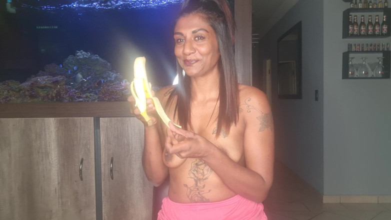 domslutfucker: टॉपलेस देसी केले पर चूसती और गले में गहरे तक लेती है तो अपने स्तन निचोड़ती है