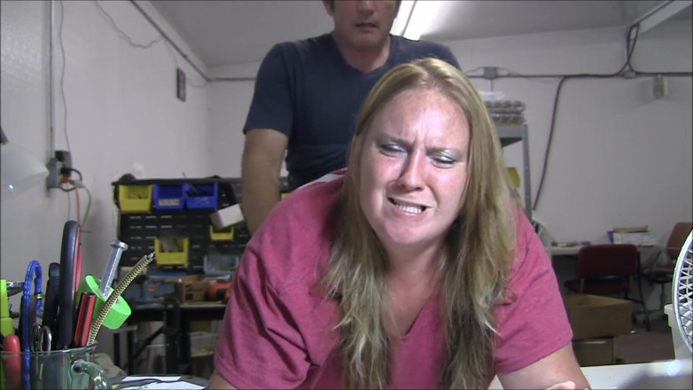 Vibra King Video: Jennifer es follada sobre una mesa en el trabajo