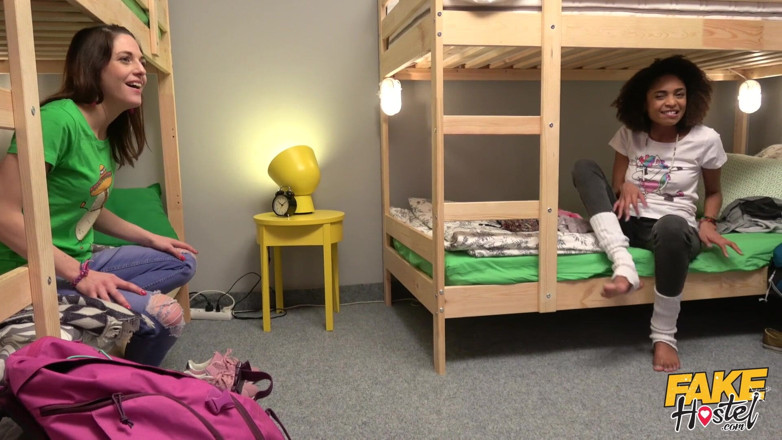 Fake Hostel: Fake hostel - gloryhole girls: tätowierungen und vergnügen hinter der wand