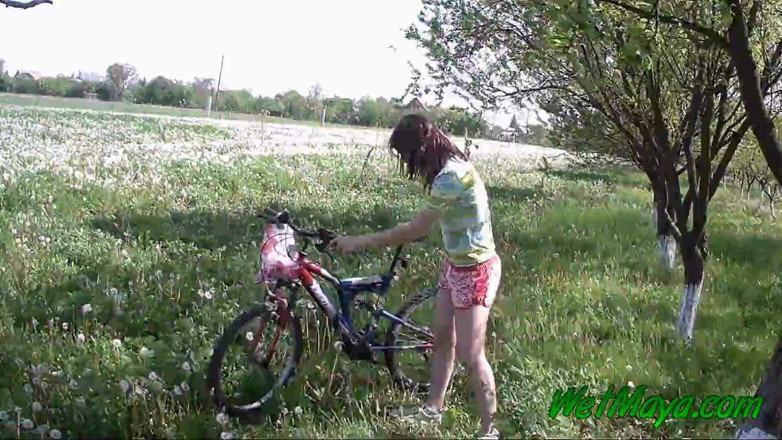 Wet Maya: Plassen op haar fiets