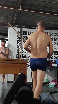 Üvey kız kardeşlerle, iki büyük kuyrukla bilardo oynamak