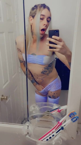 CarmenMelatonin: Troia calze e bikini bianchi in lingerie